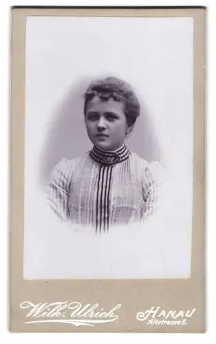 Fotografie Wilhelm Ulrich, Hanau a /Main, Altstrasse 5, Portrait junge Dame in modischer Kleidung