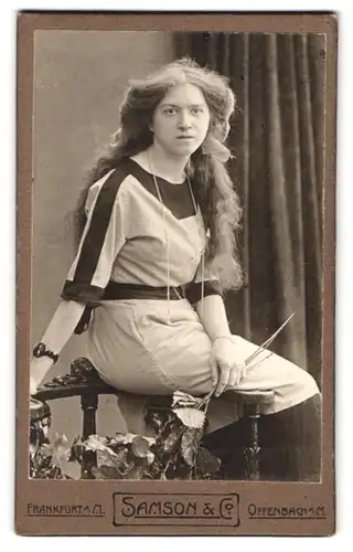 Fotografie Samson & Co., Frankfurt a /M., Portrait junge Dame im modischen Kleid