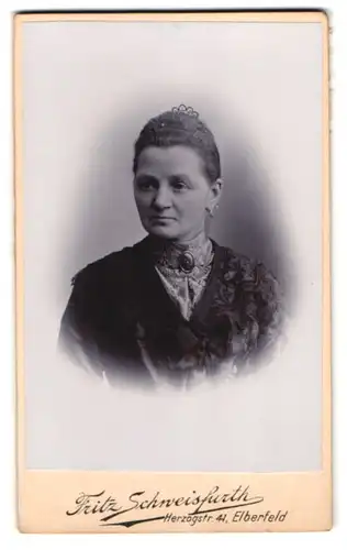 Fotografie Fritz Schweisfurth, Elberfeld, Herzogstrasse 41, Portrait ältere Dame mit Kragenbrosche