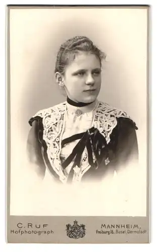 Fotografie C. Ruf, Mannheim, Breitestrasse M 1. 4., Portrait junge Dame mit zurückgebundenem Haar