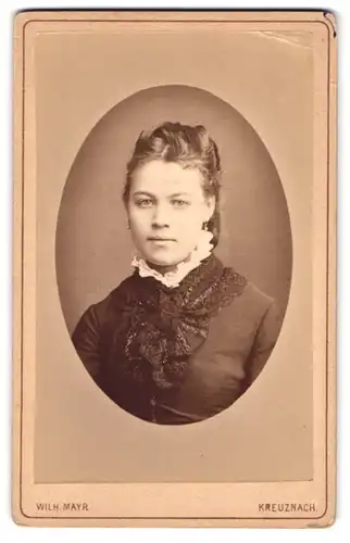 Fotografie Wilh. Mayr, Kreuznach, Salinen-Promenade, Portrait junge Dame in hübscher Kleidung