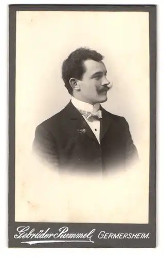 Fotografie Gebr. Rummel, Germersheim /Rheinpfalz, Portrait eleganter Herr mit Moustache