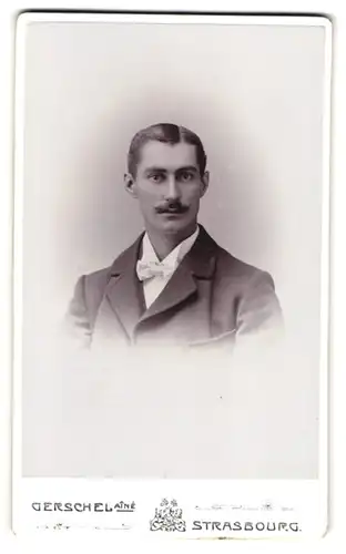 Fotografie Gerschel aîné, Strassburg, Nussbaumgasse, Portrait eleganter Herr mit Moustache