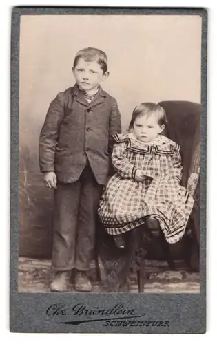 Fotografie Gebr. Brändlein, Schweinfurt, Bauerngasse 47, Portrait kleiner Junge im Anzug mit Kleinkind