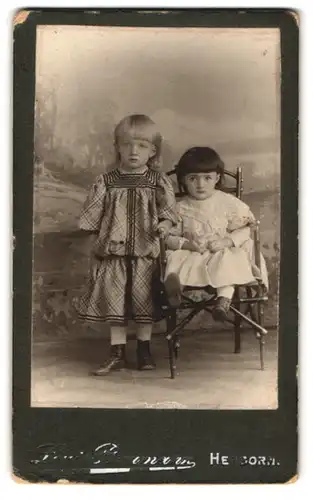 Fotografie Louis Baumann, Herborn, Portrait zwei kleine Mädchen in modischen Kleidern