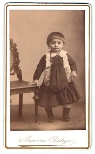 Fotografie Max von Rüdiger, Berlin-N., Portrait kleines Mädchen in hübscher Kleidung