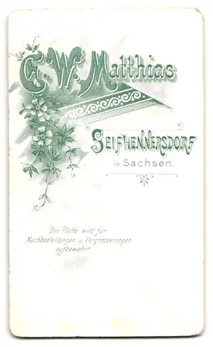 Fotografie E. W. Matthias, Seifhennersdorf, Portrait zwei Mädchen in hübschen Kleidern