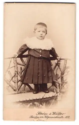 Fotografie Strom & Walter, Berlin-SO, Köpenicker-Strasse 102, Portrait kleines Mädchen in hübscher Kleidung