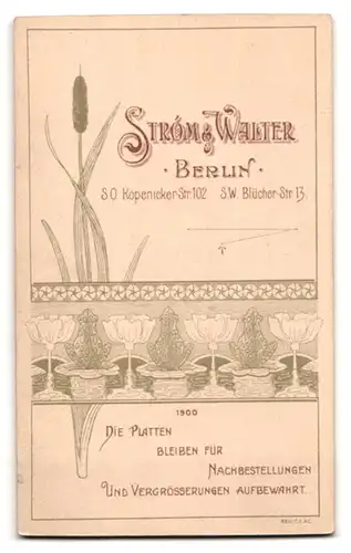 Fotografie Strom & Walter, Berlin-SO, Köpenicker-Strasse 102, Portrait kleines Mädchen in hübscher Kleidung