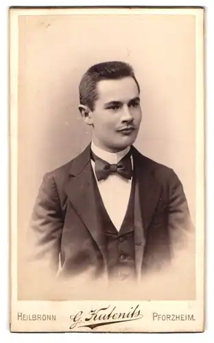 Fotografie G. Kutenits, Pforzheim, Erbprinzenstrasse 18, Portrait junger Herr im Anzug mit Fliege