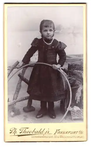 Fotografie Ph. Theobald jr., Frankfurt a /M., Scharnhorststrasse 50, Portrait kleines Mädchen im Kleid mit Reifen