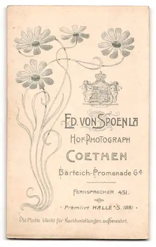 Fotografie Ed. von Spoenla, Coethen, Bärteich-Promenade 6 a, Portrait kleines Mädchen im weissen Kleid