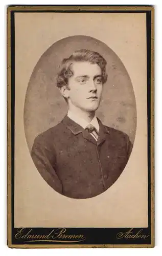Fotografie Edmund Bremen, Aachen, Comphausbadstrasse 10, Brustportrait junger Herr in modischer Kleidung