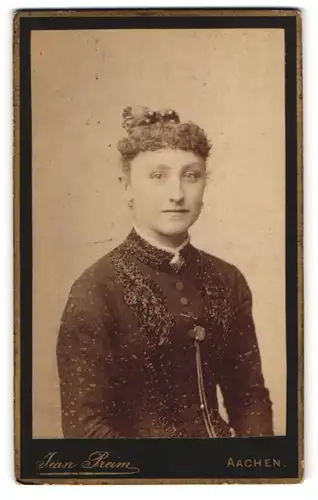 Fotografie Jean Preim, Aachen, Dahmengraben 20, Portrait junge Dame mit Hochsteckfrisur