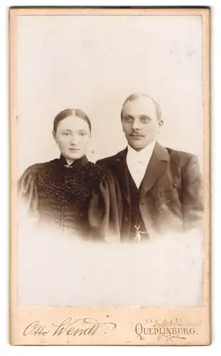 Fotografie Otto Wendt, Quedlinburg, Heiligegeiststrasse 17, Portrait junges Paar in eleganter Kleidung