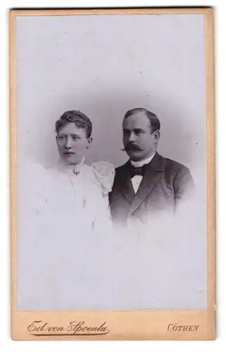 Fotografie Ed. von Spoenla, Coethen, Bärteich-Promenade 6 a, Portrait junges Paar in hübscher Kleidung