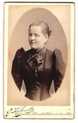 Fotografie G. Kutenitz, Heilbronn, Kilianstrasse 19, Portrait junge Dame im Kleid