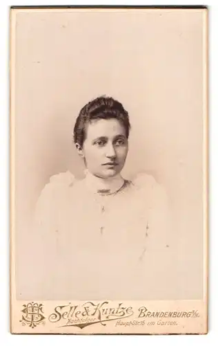 Fotografie Selle & Kuntze Nfg., Brandenburg a /H., Haupt-Strasse 16, Portrait junge Dame mit zurückgebundenem Haar