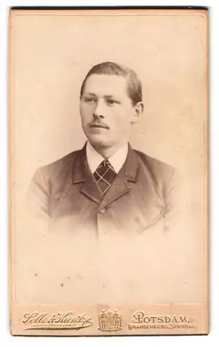Fotografie Selle & Kuntze, Brandenburg a /H., Haupt-Strasse 16, Portrait junger Herr im Anzug mit Krawatte