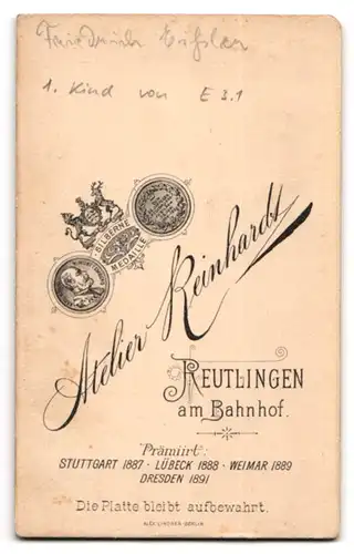 Fotografie J. Reinhardt, Reutlingen, Portrait süsses Kleinkind im Wollkleid