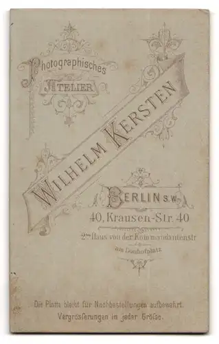 Fotografie Wilhelm Kersten, Berlin-SW, Krasuen-Strasse 40, Portrait bürgerliche Dame mit einem Büchlein