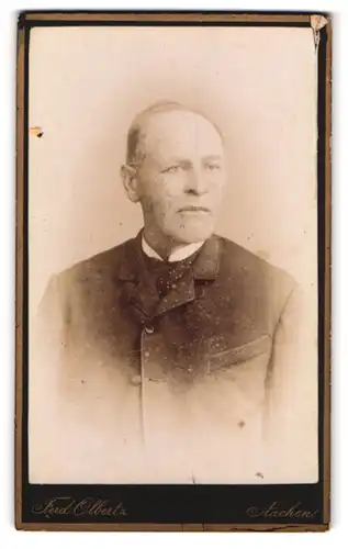 Fotografie Ferd. Olbertz, Aachen, Comphausbadstrasse 29, Portrait stattlicher Herr im Anzug mit Krawatte