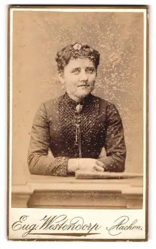 Fotografie Eug. Westendorp, Aachen, Hochstrasse 8, Portrait junge Dame mit Kragenbrosche