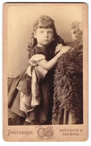 Fotografie Protheroe, Swindon, 30, Regent Street, Portrait kleines Mädchen in hübscher Kleidung