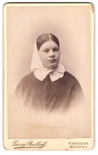 Fotografie Georg Rudloff, Hannover, Mehlstrasse 5, Portrait junge Dame mit Kopftuch