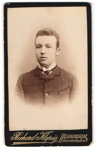 Fotografie Richard Klepsig, Hildesheim, Bahnhofsallee 3, Portrait junger Herr im Anzug mit Krawatte