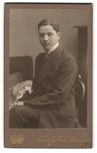 Fotografie Franz J. Nock, Saulgau, Portrait junger Herr im eleganten Anzug