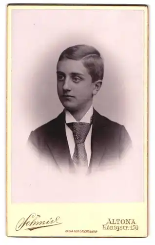 Fotografie Schmid, Hamburg-Altona, Königstrasse 170, Portrait junger Mann im Anzug mit Krawatte