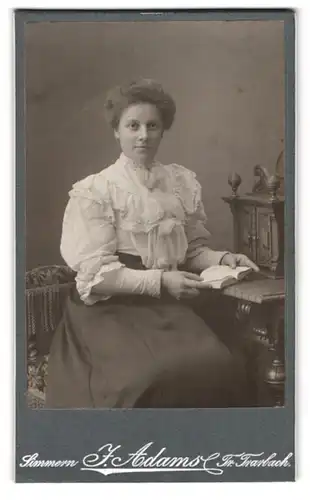 Fotografie Jos. Adams, Simmern-Tr. Trarbach, Portrait junge Dame in hübscher Bluse und Rock