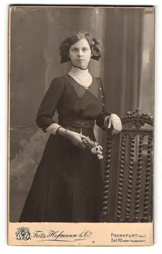 Fotografie Fritz Hoffmann & Co., Frankfurt a /M., Zeil 112, Portrait junge Dame im modischen Kleid