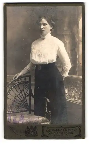 Fotografie German Gober, Simbach a /Inn, Dultstrasse 2, Portrait junge Dame in weisser Bluse und Rock