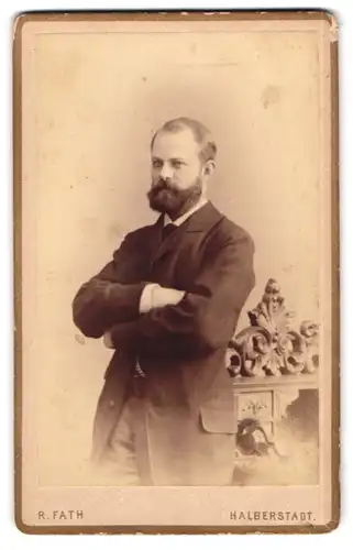 Fotografie R. Fath, Halberstadt, Lindenweg 21, Portrait bürgerlicher Herr mit Vollbart und verschränkten Armen