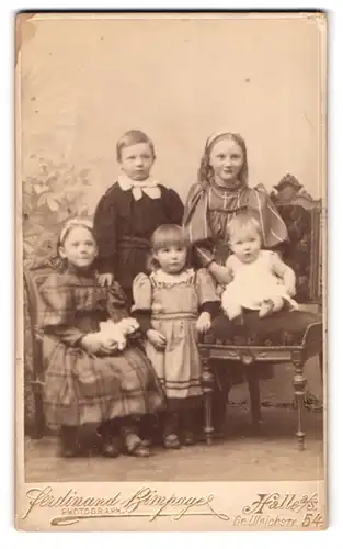 Fotografie Ferdinand Bimpage, Halle a /S., Gr. Ulrichstrasse 54, Portrait vier Kinder in modischer Kleidung & Kleinkind