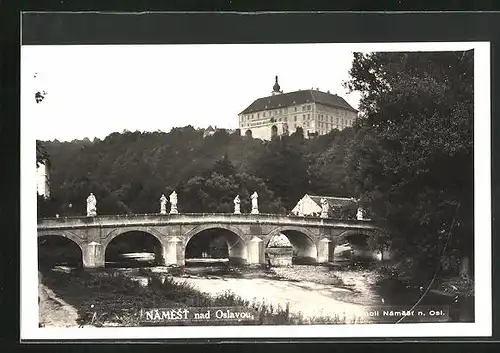 AK Námest nad Oslavou, Blick über die Brücke zum Schloss