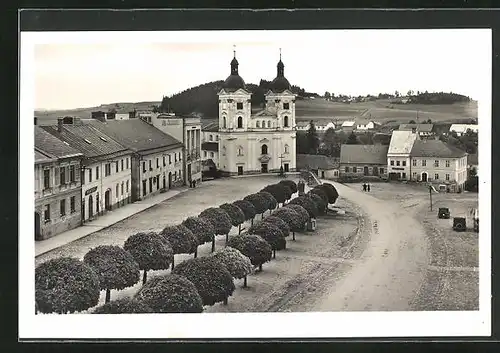 AK Bystrice nad Pernst., Platz aus der Vogelschau, Blick zur Kirche