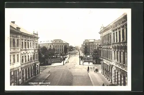 AK Königgrätz / Hradec Kralove, Strassenpartie mit Hotel und Geschäften