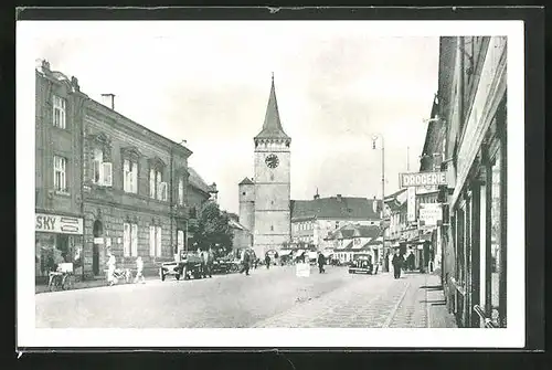 AK Jitschin / Gitschin / Jicin, Strassenpartie mit Gebäudeansicht