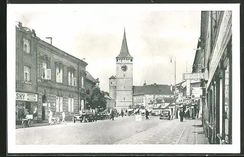 AK Jitschin / Gitschin / Jicin, Strassenpartie mit Gebäudeansicht