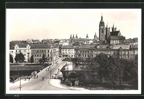 AK Königgrätz / Hradec Kralove, Strassenpartie mit Gebäudeansicht