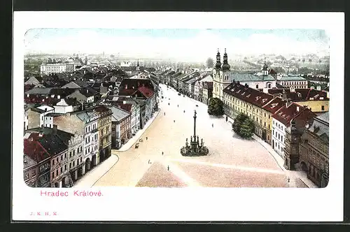 AK Königgrätz / Hradec Kralove, Strassenpartie mit Gebäudeansicht und Denkmal