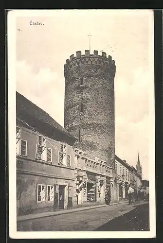 AK Tschaslau / Caslav, Strassenpartie mit Turm und Geschäften