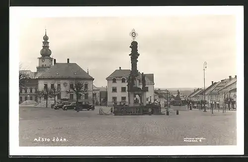 AK Mesto Zdar, Strassenansicht mit Denkmal