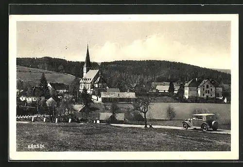 AK Kresin, Auto am Ortsrand, Kirche im Hintergrund