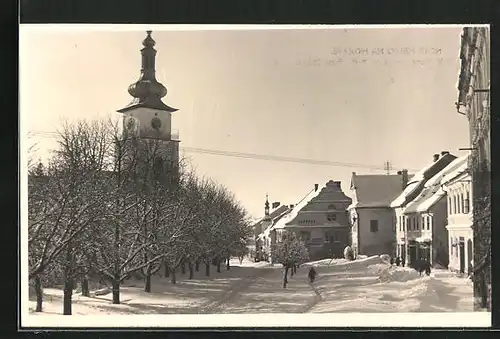 AK Nove Mesto Na Morave, Strassenansicht mit Kirchturm im Winter