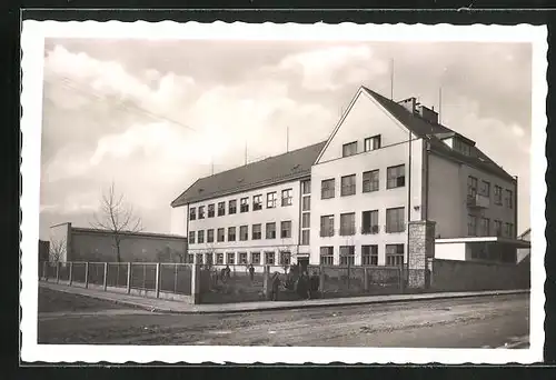 AK Wegstädtl a. d. Elbe, Blick auf die Bürgerschule