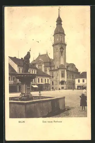 AK Bilin / Bilina, Das neue Rathaus mit Brunnen